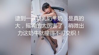 抄底JK裙美眉