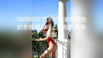 《魔手外购极品厕拍》商业城女厕偸拍多位少女少妇熟女方便，后位先拍脸再拍大白屁股，微胖小妹尿量惊人看得出来憋好久了 (9)