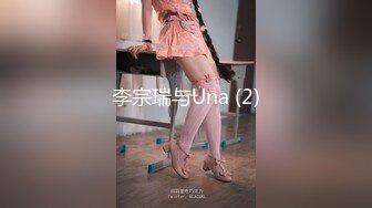 清纯妹子撩衣服不小心走光露点