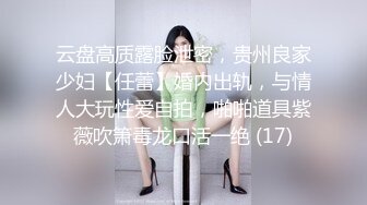 小美女跟小少妇一起直播，露脸大秀展示听狼友指挥，粉嫩骚穴自慰搞的骚逼淫水泛滥让旁边的小哥哥给舔干净