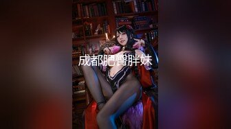 不穿內內的碎花裙黃高跟極品悶騷型美女