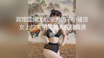 ❤️女神淫乱❤️绝世小淫货 上次两个男的不够爽 四个五个给安排上 戴上眼罩 给她一个惊喜 手里拿两个肉棒 嘴里逼里全塞满