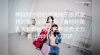 农村妇女兼职往里直播赚外快，口交大鸡巴看着真有激情，主动上位抽插大奶子乱晃，被大哥后入爆草叫声骚浪