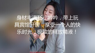 用金钱征服的女神，拉去开房跪舔大鸡巴，小手肌肤还挺白嫩的，怎么就会崇拜钱了呢！