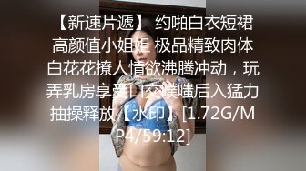 18岁微胖小姐姐，约帅哥哥到家里骑乘再后入~奶奶在大厅，只能轻轻摩擦，不敢发出叫声~屁股长得真是不错，