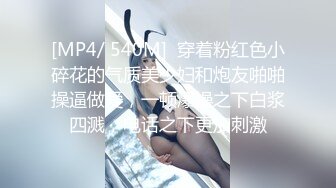 甜美牛仔短裤妹子，穿上白色网袜沙发上骑坐抽插，床上侧入大力猛操呻吟