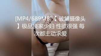 躺在床上享受黄衣妹子的温柔舔吸，极品丰满肉体