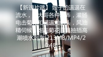 長發女友伏於大腿間整根大屌吞入口中