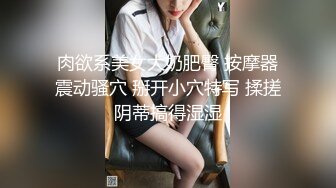 妈妈和儿子在客厅聊性福聊的非常开心