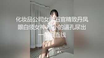 高筒皮靴长发美女尿尿像洒水壶一般