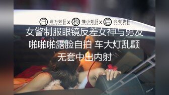 美女半脱牛仔裤穿黑丝做爱