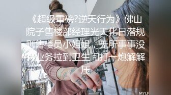 路边公厕偷拍个掰穴尿尿的高颜值美女，为了拍脸尾随妹子几十米到了公交车站