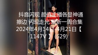 金发苗条骚女【奶油甜心】黑丝舔足自摸道具自慰，舔弄振动棒掰穴扣逼，很是诱惑喜欢不要错过