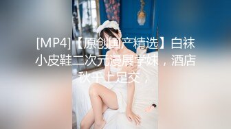 服装城女厕偷拍两位高跟美女的水润嫩逼