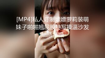 隆隆声的周末，骚逼女友单位放假，又过来找我啪啪，进门就把我摁下捉主我鸡巴不放，在那里吃得我快受不了，等等看我怎么爆操收拾她！