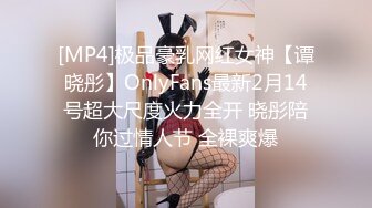 黑丝露脸可以玩双插的人妻诱惑，撩骚动作不断诱惑狼友，大号道具插了骚穴侧入干菊花，激情抽插高潮冒白浆