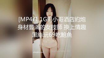 很有韵味气质绝美小少妇下海诱惑秀，性感吊带睡衣抽着烟，半脱下内裤揉搓肥穴，晃动白皙美乳非常诱人