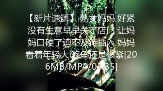 白嫩的妹子撅起屁股露出丰满阴唇，椅子上道具双插自慰享受高潮刺激