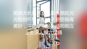 眼镜男约个苗条少妇TP啪啪，穿黑丝撕开后入骑乘猛操撞击，先搞在做服务舔菊口交