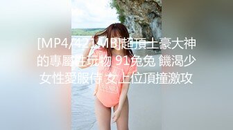 平台人气女模全程露脸情趣诱惑，激情大秀陪狼友骚，跟狼友互动揉捏骚奶子展示性感的逼逼，看淫水自己流下来