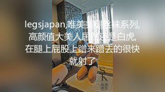 【户外露出】穿情趣内衣，坐在路边自慰，大胆给路人看