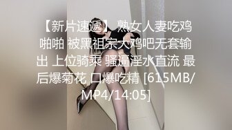 屌絲男和女炮友看電影中途到廁所裡用礦泉水洗完雞巴後在裡面上演活春宮