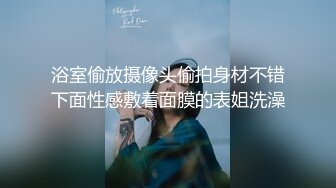 妹子长得很像新疆人，标致的新疆型美女，太爱笑了，看个动画片 乐呵呵