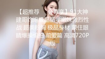 一男双飞大战两个美少妇换着打飞机，女上位啪啪做爱