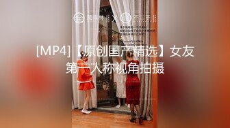 《魔手外購☀CP精品》地鐵女廁全景偸拍絡繹不絕的年輕小姐姐方便☀美女多亮點多，妹子換奶罩一對大奶又圓又挺手感絕對一流 (8)