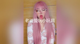 可爱女孩选了一个风景不错的海滩，藏在海石后面 四周看看没人，裸体尿尿，两个奶子和淫穴还很粉呢！