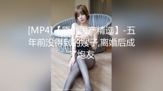 丝袜露脸颜值不错的御姐少妇性感展示，漏着骚奶子跟狼友撩骚，坐插道具浪叫呻吟，表情好骚高潮不断刺激小穴