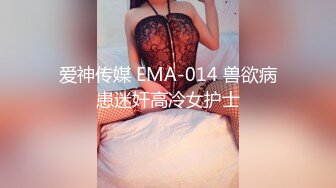 全景厕拍美女撒尿闺蜜非要挤进来 以为一箭双雕 白高兴