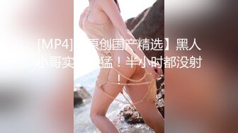 《换妻探花》单男约操小夫妻3P，过来先吃点东西再开操，透视装双屌一起舔，前后夹击爆操