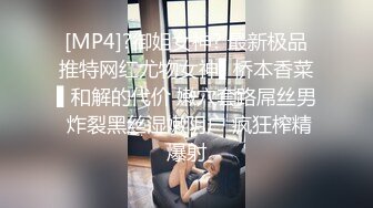 【抖音闪现】不经意的走光，小少妇家中做家务，拖地过程中大白兔不时蹦出，抖音爸爸居然没检测出来