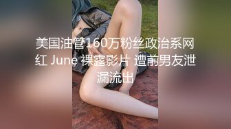 韵味十足甜美骚女，女用倒模20CM长屌，骑乘自己动，翘起屁股插入，上下套弄水声哗哗，双头龙深插