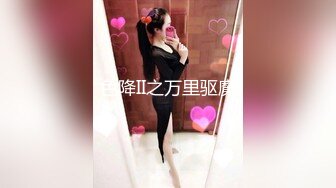 写字楼女厕蓝衣黑裤闷骚型靓妹 性感的黑色情趣内中间开窗全是毛