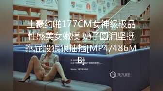 两个年轻美丽的小骚骚跟两大哥激情4P，淫声荡语不断叫爸爸，小骚逼被好姐妹玩出好多淫水，嘴里吃几把