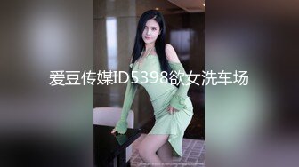 偷拍身材非常不错的美女洗澡，乳房很漂亮