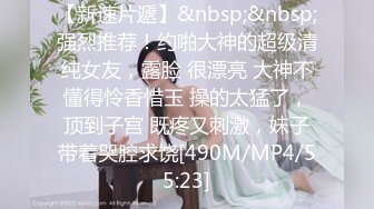 可爱系美少女【小晶晶】一脸呆萌卡哇伊，撩起小背心贫乳，揉搓小穴狂喷水，假屌深插娇喘