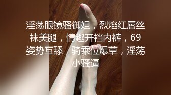 漂亮黑丝美眉沙发舌舔手撸帮男朋友出火