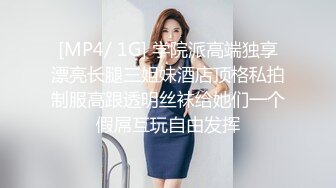 哺乳期短发风骚美少妇，两个大奶子涨奶